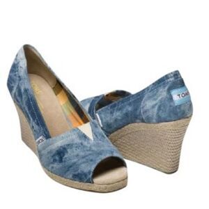 EUC WOMEN’S SIZE 8.5 TOMS TIE DYE DENIM ESPADRILLES WEDGES OPEN TOE HEELS